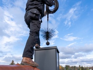 Hvordan rengør og vedligeholder man skorstenen effektivt?