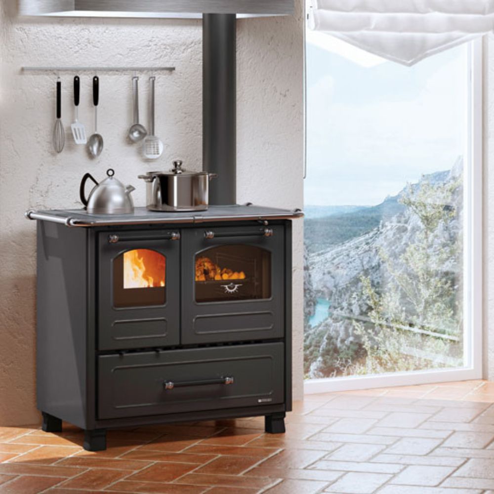 Italiensk brændefyret komfur La Nordica Family 4.5 sort, 7.5kW | Brændeovne |  |